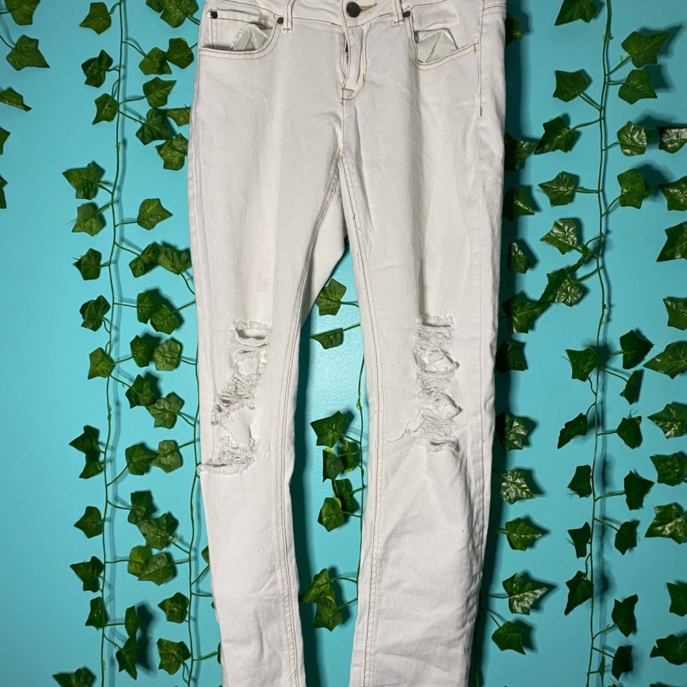 ❤️‍🔥3 / 30 ❤️‍🔥 Low Waisted White Ripped Jeans